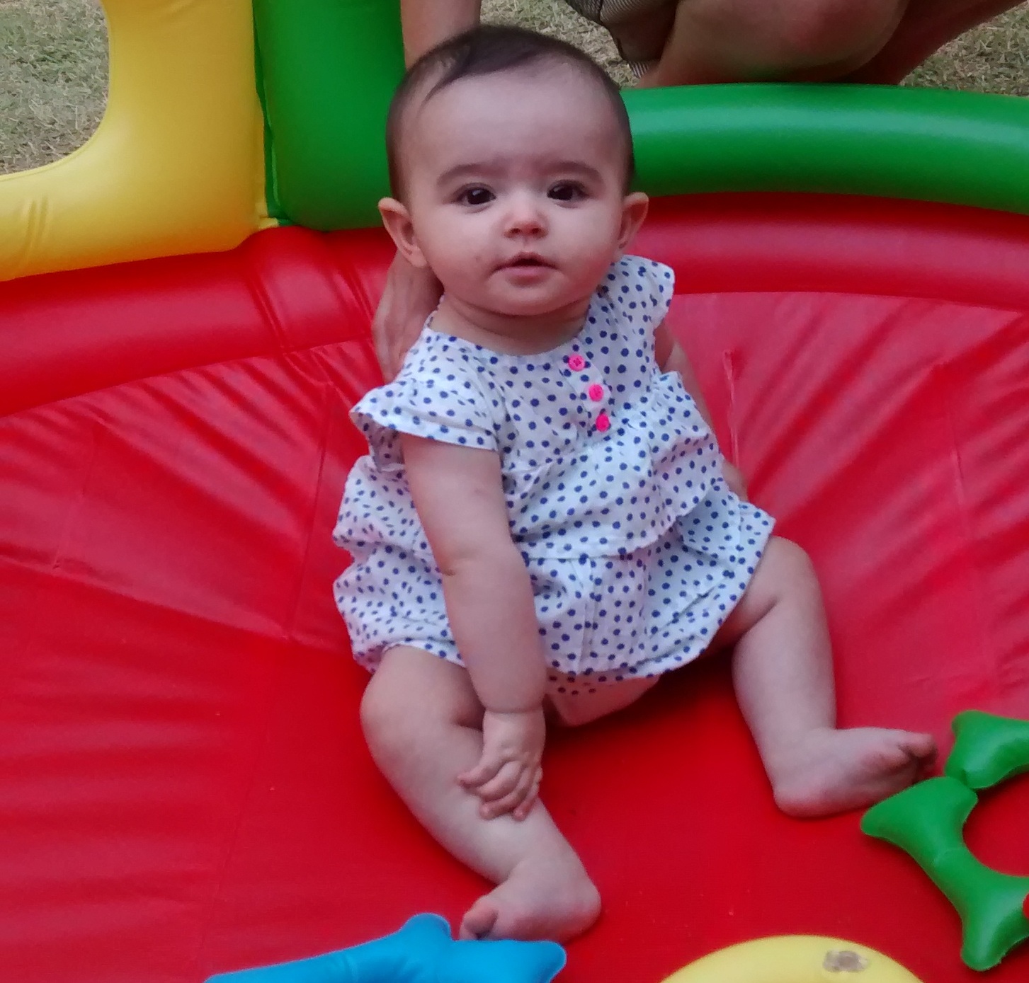 5 meses helena sentada apoio