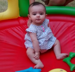 5 meses helena sentada apoio